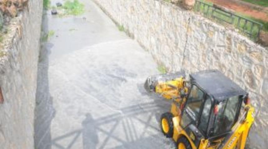 Boz&uuml;y&uuml;k'te Kanal Temizliği