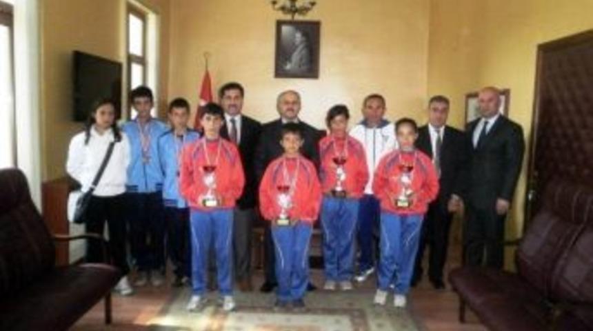 Başarılı Sporcular Kaymakam Ve Milli Eğitim M&uuml;d&uuml;r&uuml;n&uuml; Ziyaret Etti