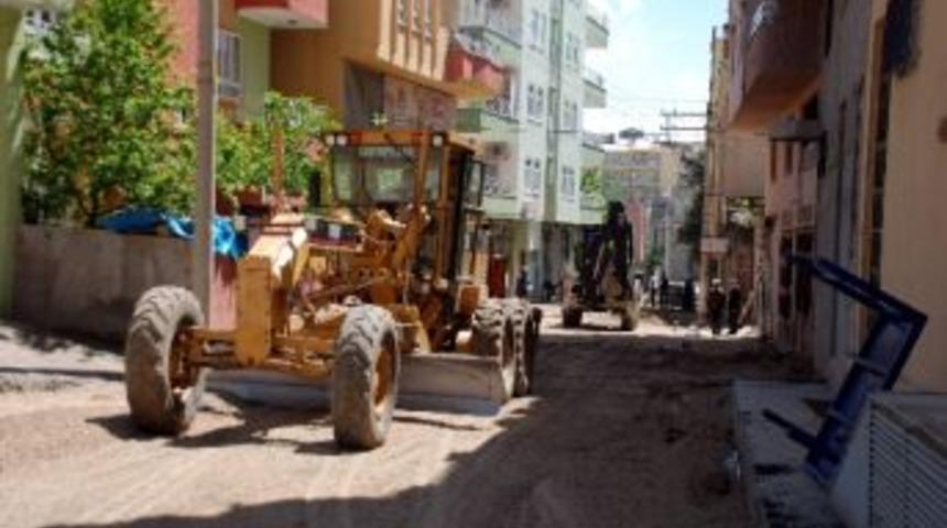 Kahta Belediyesi'nin Yol &Ccedil;alışmaları S&uuml;r&uuml;yor