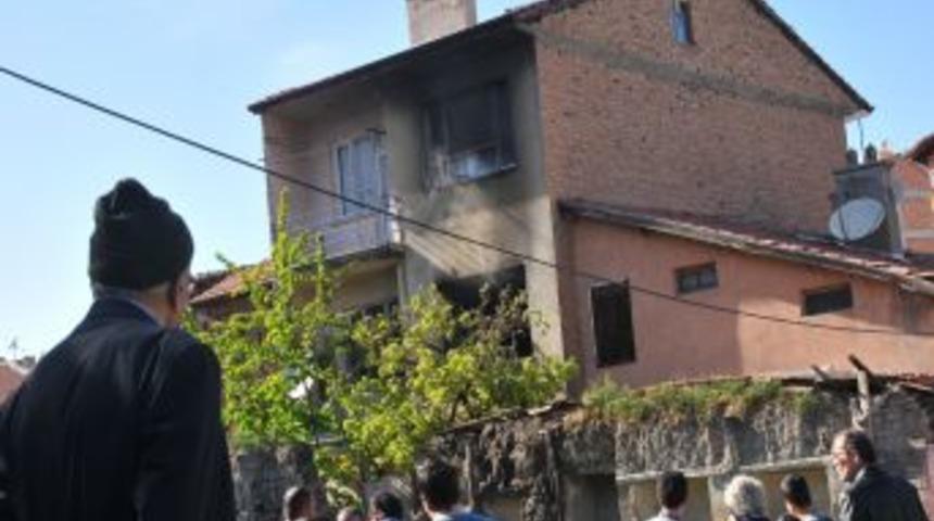 &Ccedil;orum'da Yangın: 1 &Ouml;l&uuml;, 2 Itfaye Eri 1 Polis Yaralı