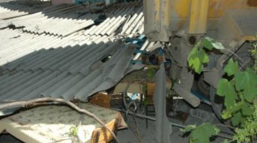 Kamyon Kahvehaneye Girdi: 5 Yaralı