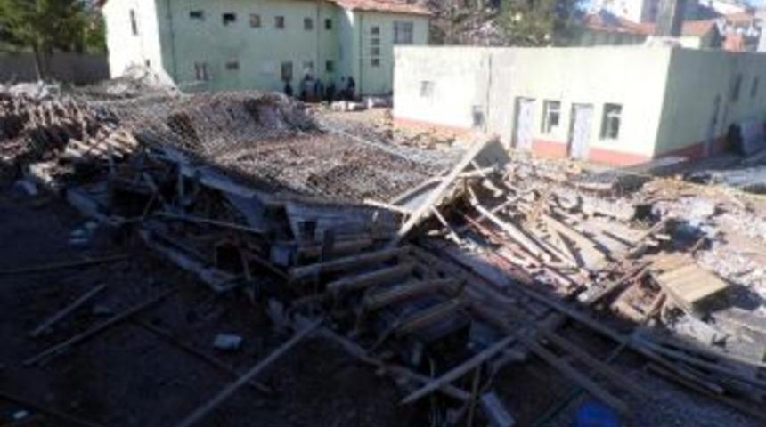 Jandarmanın Garaj İnşaatı &Ccedil;&ouml;kt&uuml;: 3 Yaralı