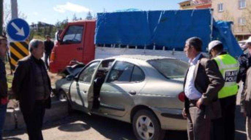 Otomobil Kamyonetin Altına Girdi