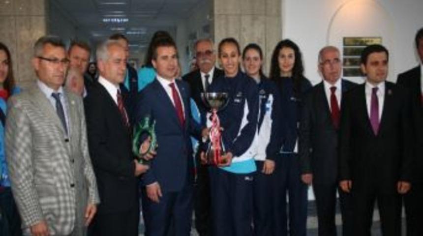 Bakan Kılı&ccedil;&rsquo;tan Belediyespor&rsquo;a Destek