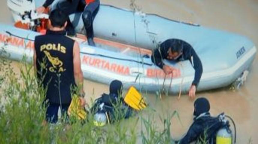 Kaybolan Genci Ceyhan Nehri'nde Arama &Ccedil;alışmaları S&uuml;r&uuml;yor