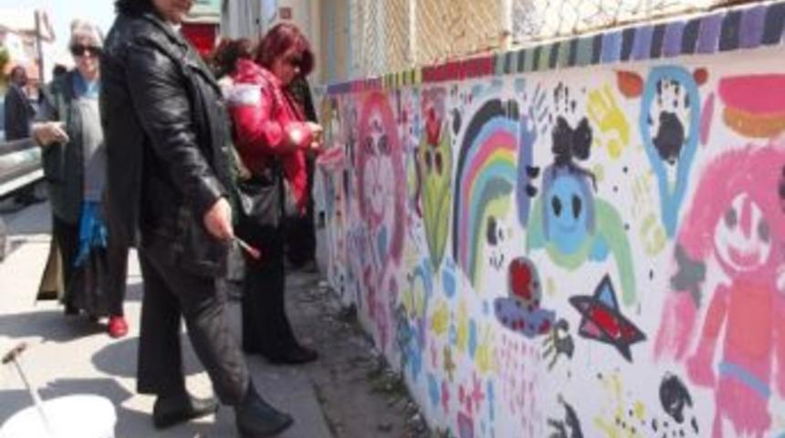 Ayvalıklı &Ccedil;evreciler Okulların Duvarlarını S&uuml;sl&uuml;yorlar