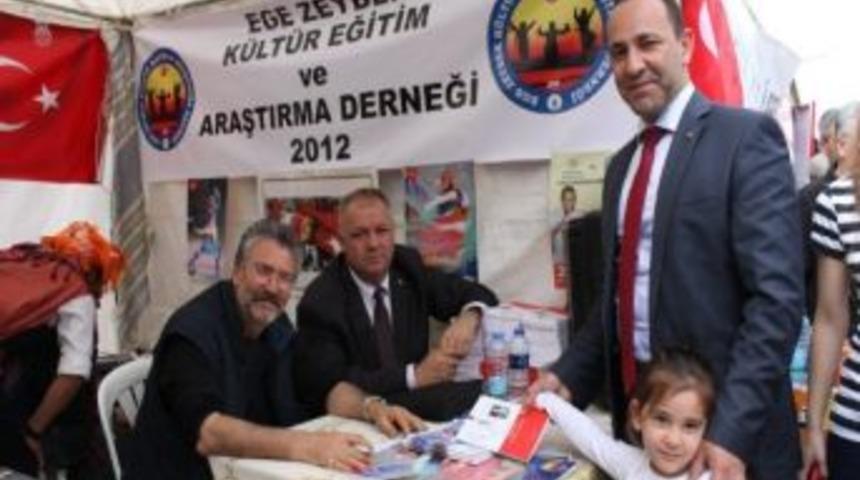 &Ouml;demişli Ressam M. Ali Kasap, Kalem Efesi&rsquo;ni Gaziemir&rsquo;de İmzaladı