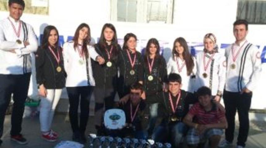 Ne&uuml; &Ouml;ğrencileri Yemek Yarışmasından Madalya İle D&ouml;nd&uuml;