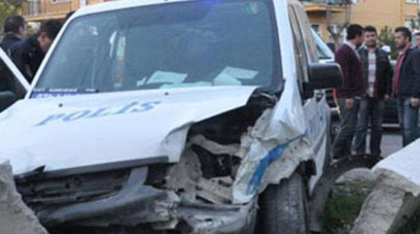 Polis aracı kaza yaptı; 3'&uuml; polis, 4 yaralı