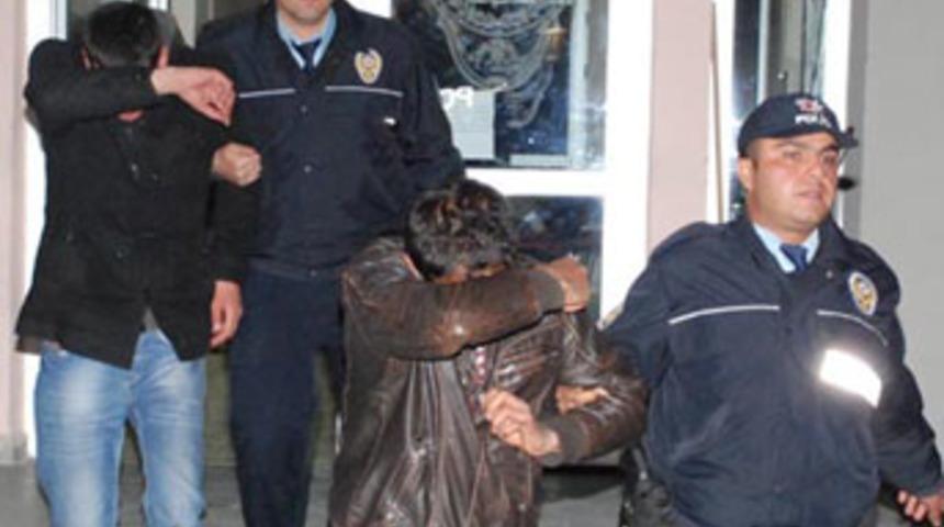 Camide esrar i&ccedil;erken yakalandılar