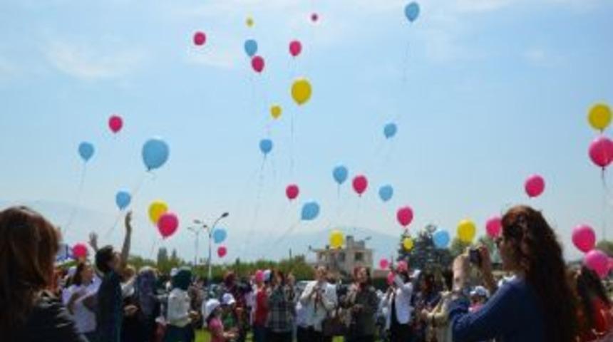 Engelli &Ccedil;ocuklar, Balonları Mutluluğa U&ccedil;urdu