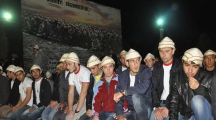 Binlerce Gen&ccedil;, &Ccedil;anakkale'de 98 Yıl Sonra Atalarının Izinden Y&uuml;r&uuml;d&uuml;