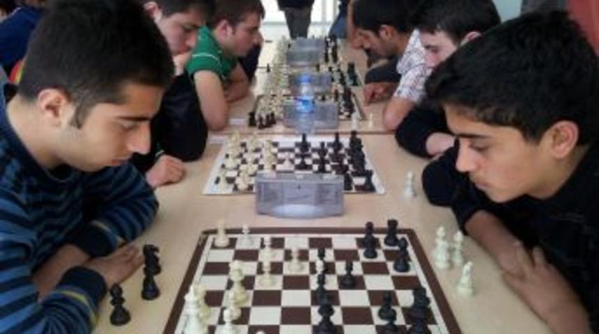 Satran&ccedil; Turnuvasında Dereceye Girinlere Altın Verildi