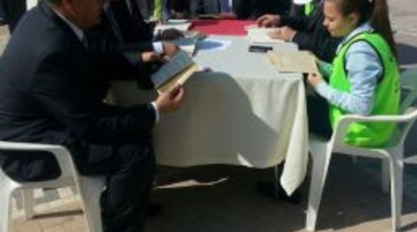 &Ouml;ğrenciler Vatandaşlarla Beraber 10 Dakika Kitap Okuyacak