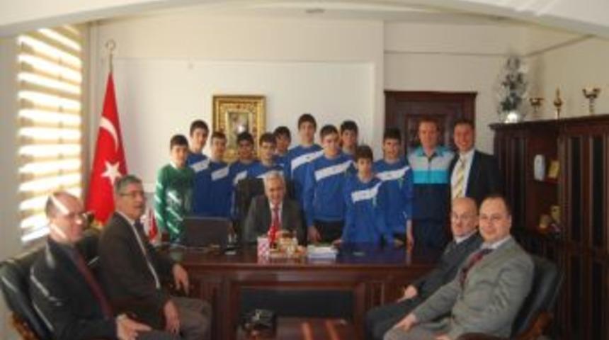 Anadolu Lisesi Voleybol Takımı, Kaymakam Halal&rsquo;ı Ziyaret Etti