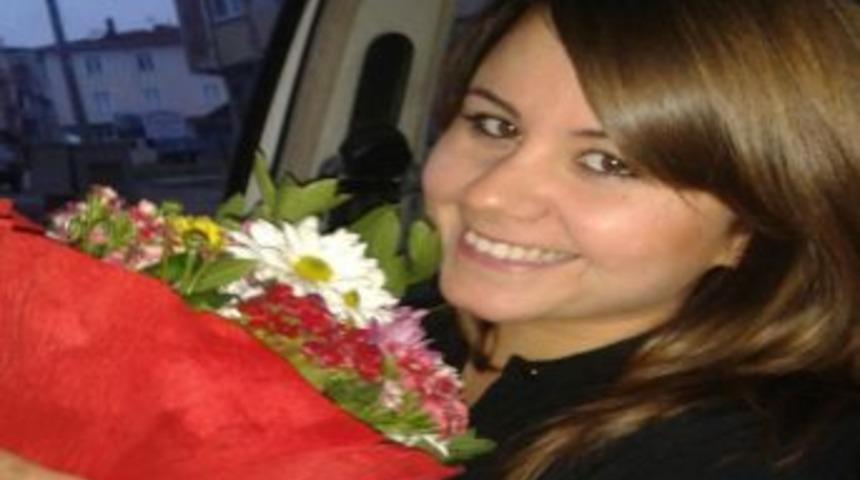 4 Katlı Binadan Yolda Y&uuml;r&uuml;yen &Ouml;ğretmenin &Uuml;zerine D&uuml;şt&uuml;