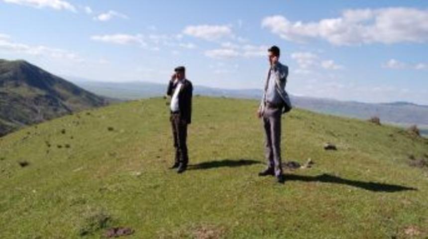 Cep Telefonuyla Konuşmak İ&ccedil;in Tepelere &Ccedil;ıkıyorlar