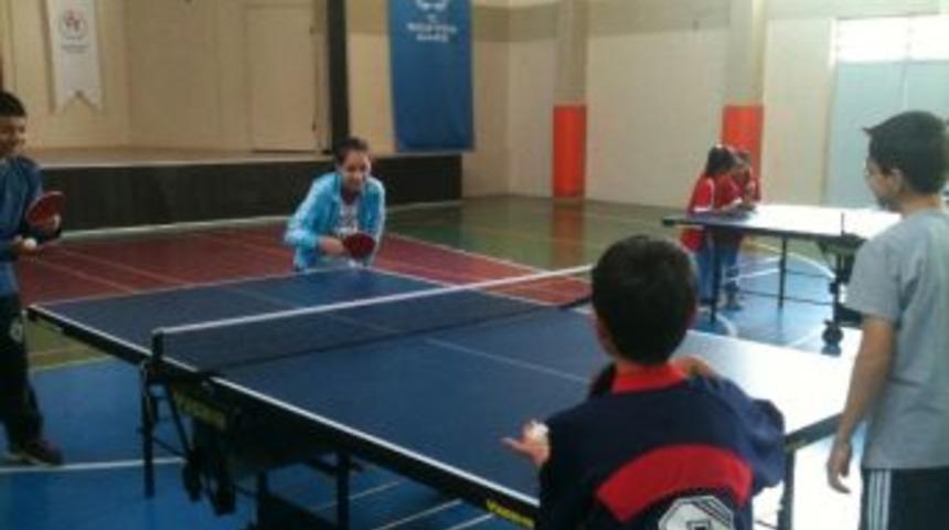 Manisa'da 23 Nisan Bayramı Nedeniyle Masa Tenisi Turnuvası D&uuml;zenlendi