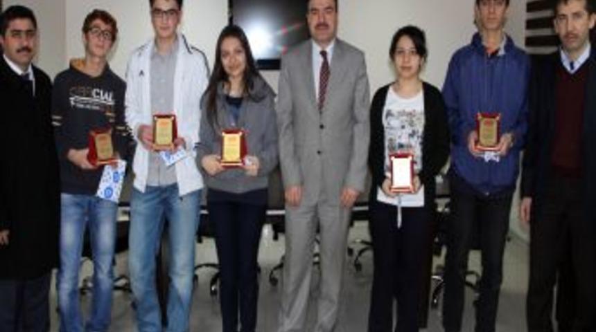 FEM Dershaneleri Başarılı Öğrencileri Ödüllendirdi