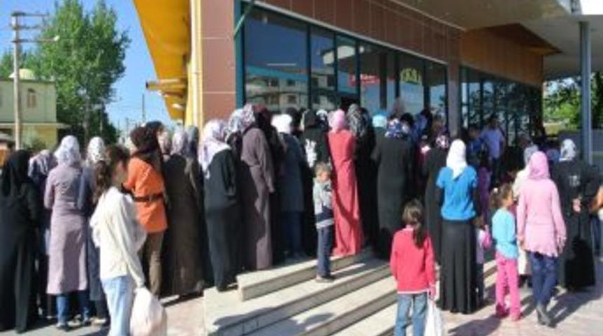 'Bir Ekmek De Sizden Olsun' Deyip Suriyelilere Her Gün 2 Bin Ekmek Dağıtıyor