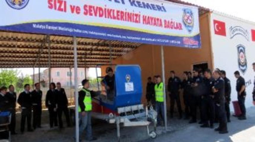 Emniyet Mensuplarına Emniyet Kemeri Testi