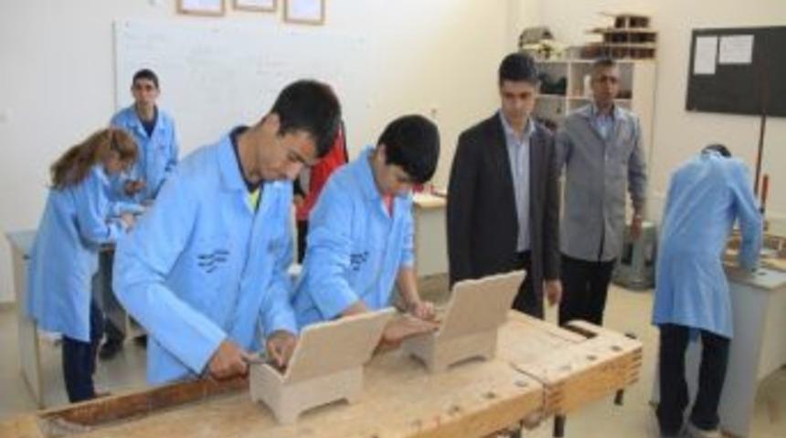 (&ouml;zel Haber) Zihinsel Engelli &Ouml;ğrenciler Mobilya Fabrikası Gibi &Uuml;retim Yapıyor