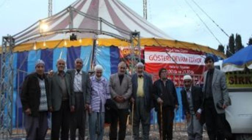 Yaşlılar Sirkte &Ccedil;ocuklar Gibi Eğlendi