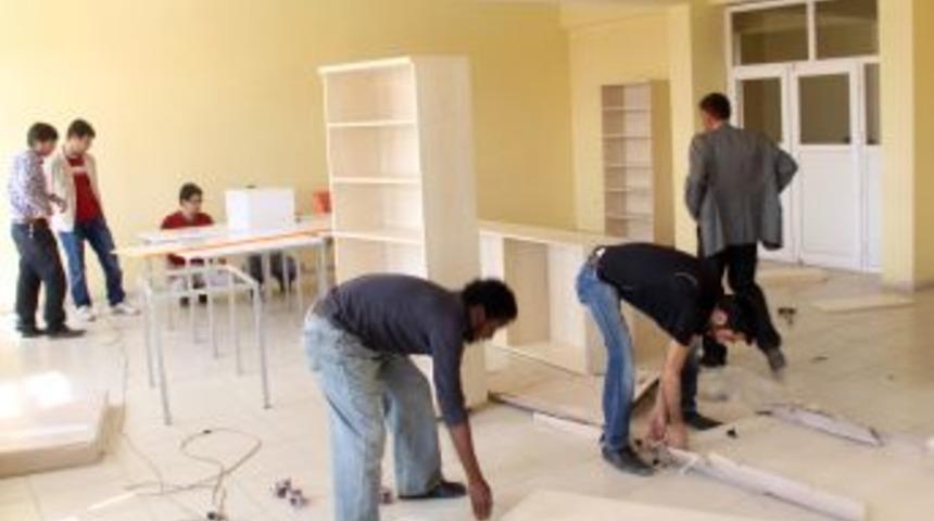 Melikşahlı &Ouml;ğrenciler Y&uuml;ksekova&rsquo;daki Okula K&uuml;t&uuml;phane Kurdu