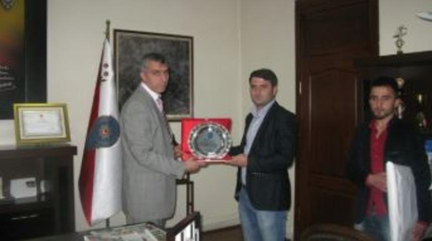 &Ccedil;anakkale&rsquo;yi Gezen Ka&uuml;&rsquo;l&uuml; &Ouml;ğrencilerden İl Eminiyet M&uuml;d&uuml;r&uuml; Ercan &Ccedil;akmak&rsquo;a Ziyaret