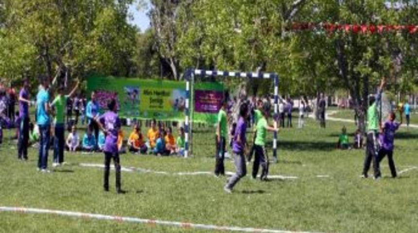 Mini Hentbol Şenliği &Ccedil;ocukların İlgisini G&ouml;rd&uuml;