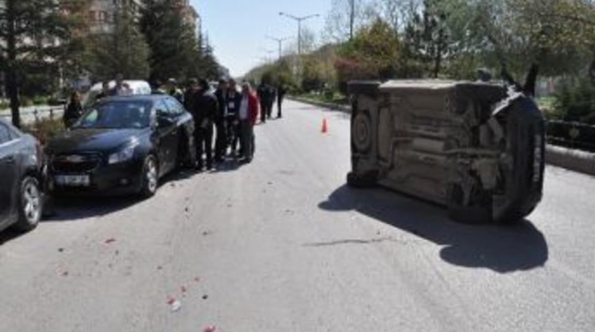 Kamyonet Takla Atıp Yolun Ortasına Yan Yattı
