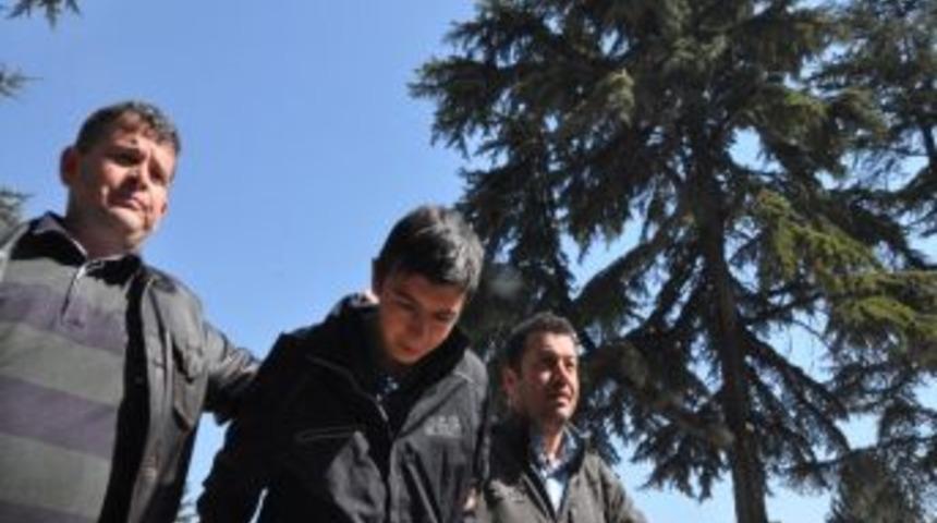 &Ouml;nce Namaz Kıldı, Sonra Camiyi Soydu