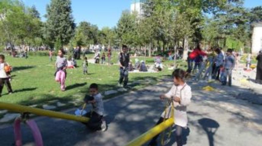Hava Sıcaklığı Y&uuml;kselince Parklara Akın Başladı