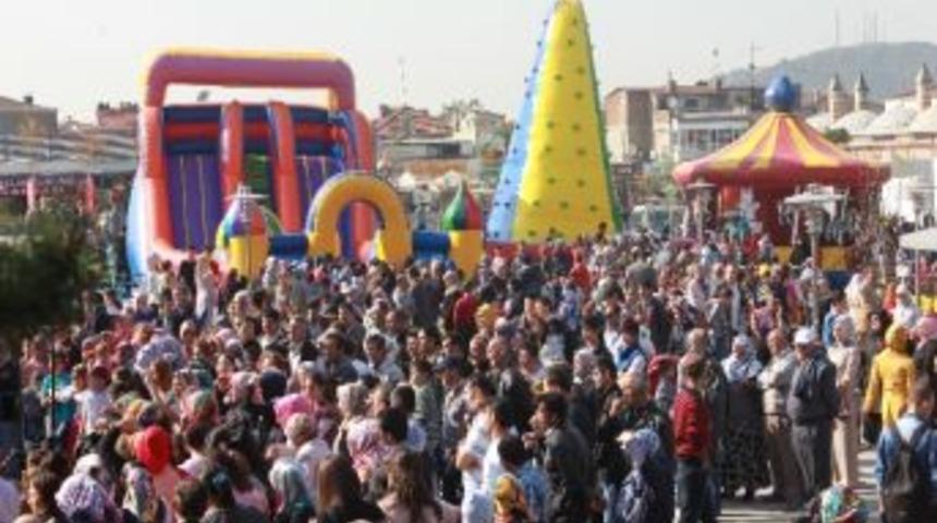 Gebze Kent Meydanı &Ccedil;ocuk Kahkahalarıyla &Ccedil;ınladı