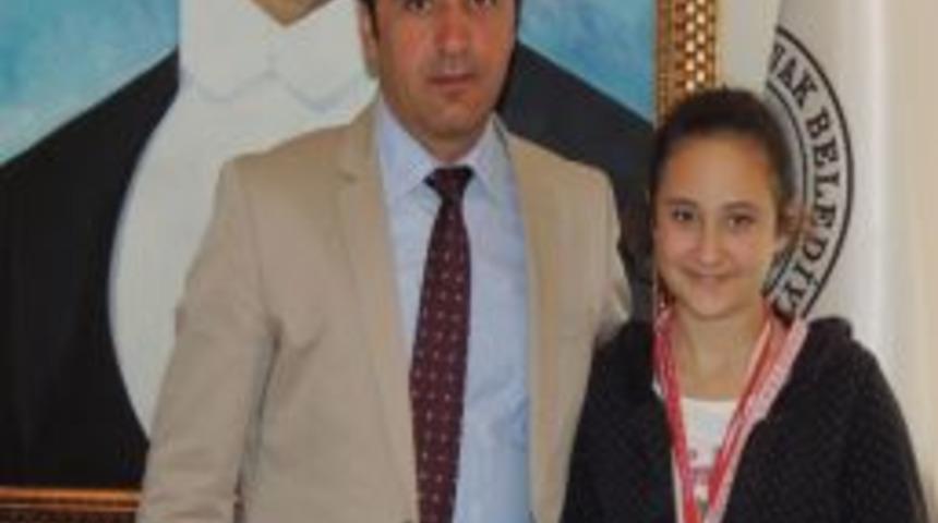 Minik Y&uuml;z&uuml;c&uuml;den Başkan Saruhan&rsquo;a Ziyaret