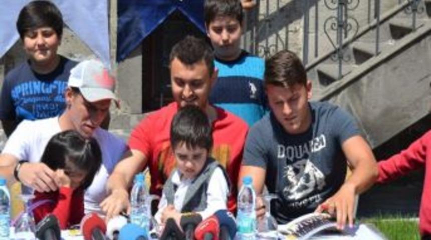 Kayserisporlu Futbolculardan Hasta &Ccedil;ocuklara Moral Ziyareti