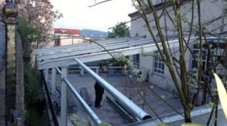 Bozhane Camii Avlusunun &Uuml;zeri Kapatılıyor