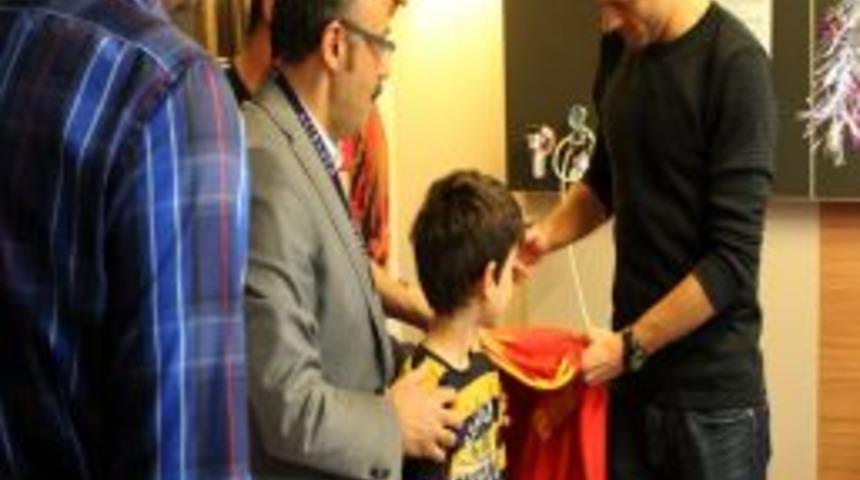 Bobo, Hasta &Ccedil;ocuklara Imzalı Forma Verdi