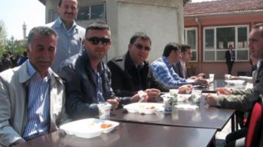 Turhal Teknik Ve End&uuml;stri Meslek Lisesi'nde Kutlu Doğum Pilavı Dağıtıldı