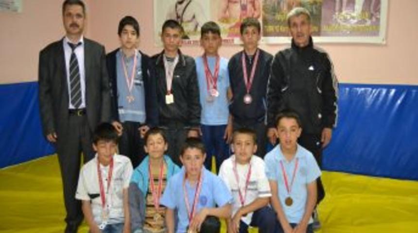 Kozanlı &Ouml;ğrenciler Okullar Arası G&uuml;reş Turnuvasında 4 Madalya Aldı