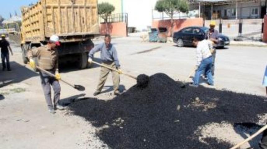 Edremit Belediyesi Bozuk Yolları Onarıyor