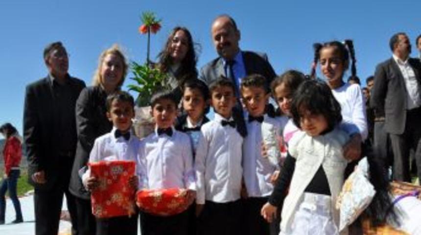 Siirt Valisi PKK'nın Yol Kestiği Bestler Dereler'de Barış Halayı &Ccedil;ekti