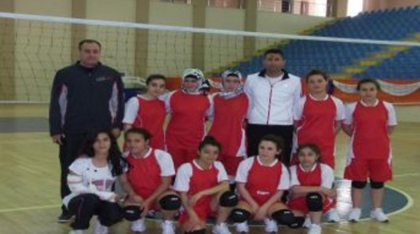 Kilis Kız Yetiştirme Yurdu Voleybol Takımı T&uuml;rkiye İkincisi Oldu
