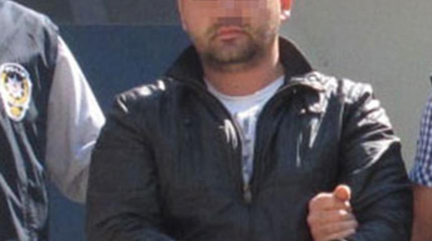 &Uuml;vey babasını &ouml;ld&uuml;r&uuml;p bavulunu topladı