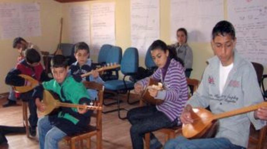 Gen&ccedil;lik Merkezinde 8 Branşta A&ccedil;ılan Kurslar Devam Ediyor