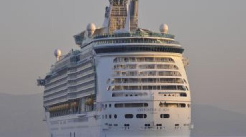 En B&uuml;y&uuml;k Transatlantiklerden Navigator Of The Seas Kuşadası&rsquo;nda