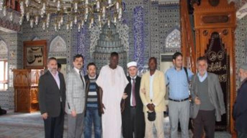 Ekvator Gineli M&uuml;sl&uuml;manlar: İslam&rsquo;a A&ccedil;ız, Ne Olur Bize Dinimizi &Ouml;ğretin