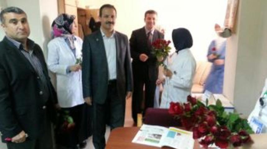 Sağlık-Sen, Ebeler G&uuml;n&uuml;'n&uuml; 'g&uuml;l'lerle Kutladı