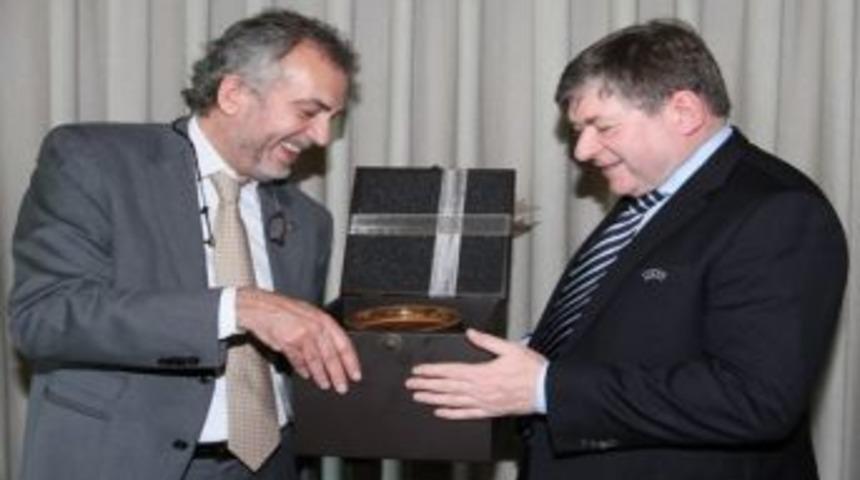 Fenerbah&ccedil;e, Benfica Kul&uuml;b&uuml;'n&uuml;n Y&ouml;neticileri Ile Yemekte Bir Araya Geldi