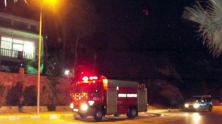 Ayvalık'ta Sahipsiz Metruk Binada &Ccedil;ıkan Yangın Korkuttu